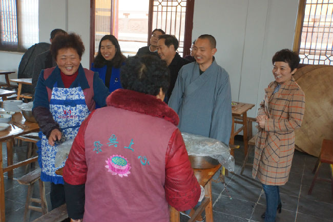 跟义工亲切交è°